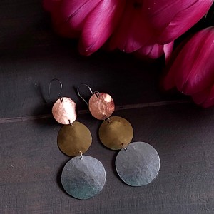 Cercei tricolori din cupru și aluminiu - bijuterii - cercei hoops - Artynos.ro Cercei tricolori din cupru și aluminiu - bijuterii - cercei hoops - Artynos.ro