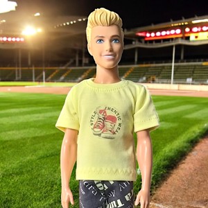 Tricou pentru baieti, tricou Ken, cu model de pantofi de sport – imbracaminte pentru papusi de tip Barbie (f007st), Jucarii si echipamente pentru copii, Jucarii si accesorii pentru copii, Haine de Barbie, Cusatura, Tricou galben cu maneci scurte, cu un model de tenisi pe partea din fata.

Acest tricou, conceput p..., ARTYNOS