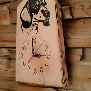 Ceas de perete din pin roșu cu câine dachshund -  - Artynos.ro