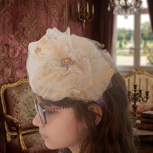 Bentiță Elegantă cu Voal Strălucitor și Accente Lila - accesorii nuntă - accesorii de nuntă - voal mirese - Artynos.ro