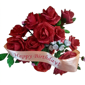 Aranjament Floral Elegant cu Trandafiri Catifelati si Panglica Festiva, Casa & Stil de viata, Decoratiuni de casa, Accesorii florale, Buchete de flori, , Acesta este un aranjament floral festiv si elegant, compus dintr-un buchet bogat de trandafiri rosi..., ARTYNOS