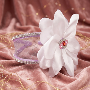 Diadema Handmade Eleganta cu Floare din Satin Alb si Strasuri Stralucitoare - Accesoriu Premium pentru Evenimente - Artynos.ro