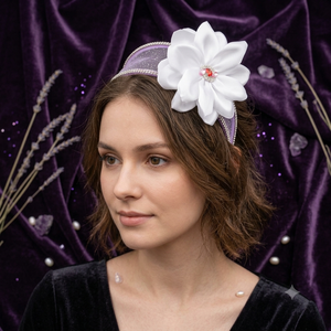 Diademă Handmade Elegantă cu Floare din Satin Alb și Strasuri Strălucitoare - Accesoriu Premium pentru Evenimente - accesorii nuntă - bijuterii mireasă - brățări mireasă  - Artynos.ro