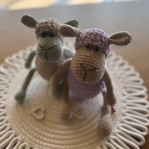 Oiță croșetată cu ochelari � jucărie handmade, cadou botez personalizat - jucării și echipamente pentru copii - jucării și accesorii pentru copii - păpuși de joacă - Artynos.ro