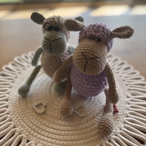 Oiță croșetată cu ochelari � jucărie handmade, cadou botez personalizat - jucării și echipamente pentru copii - jucării și accesorii pentru copii - păpuși de joacă - Artynos.ro