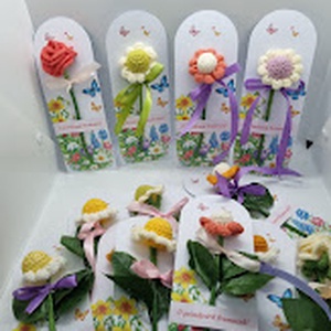 Mărțișoare cu margarete croșetate - Artynos.ro