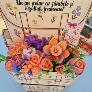 Aranjament floral „Ghiozdanel” din flori de sapun parfumat, Casa & Stil de viata, Decoratiuni de casa, Accesorii florale, Cutii cu flori, Aranjament de flori, Fabricare de sapun, Un cadou original si elegant, perfect pentru inceputul sau finalul anului scolar. Aranjamentul este..., ARTYNOS