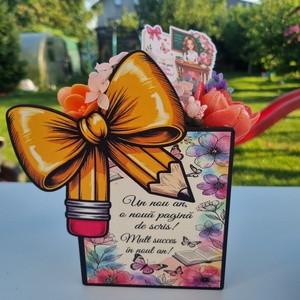 Aranjament floral „Creion cu funda” din flori de sapun parfumat, Casa & Stil de viata, Decoratiuni de casa, Accesorii florale, Cutii cu flori, Aranjament de flori, Fabricare de sapun, Un aranjament vesel si elegant, creat special pentru a marca inceputul unui nou an scolar. Designul..., ARTYNOS