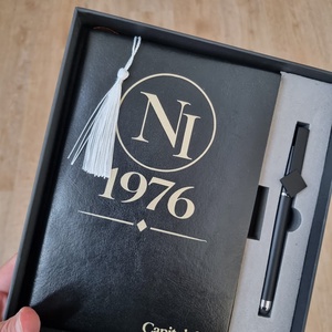 Agenda A5 din Piele Ecologica si Pix Multifunctional cu Gel Negru Personalizata - Artynos.ro