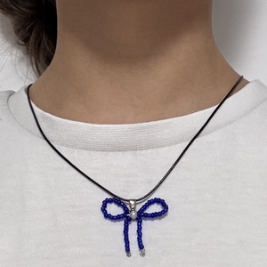 Colier cu pandantiv fundita, Bijuterii, Coliere, Coliere cu pandative, Confectionarea bijuteriilor, Colier realizat manual cu pandantiv in forma de fundita din margele, ARTYNOS