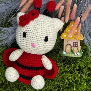 Jucarie crosetata buburuza Hello Kitty - Artynos.ro