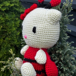 Jucarie crosetata buburuza Hello Kitty - jucării și echipamente pentru copii - plușuri - figurine de pluș - Artynos.ro