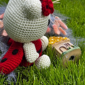Jucarie crosetata buburuza Hello Kitty - jucării și echipamente pentru copii - plușuri - figurine de pluș - Artynos.ro