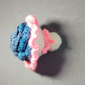 Mini buchet cu un trandafir crosetat - Artynos.ro