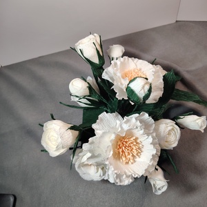 Aranjament floral din hartie creponata - casă & stil de viață - decorațiuni de casă - accesorii florale - cutii cu flori - Artynos.ro