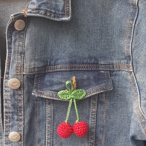 Breloc cu cireșe croșetate - geantă și husă - accesorii genți - breloc - Artynos.ro