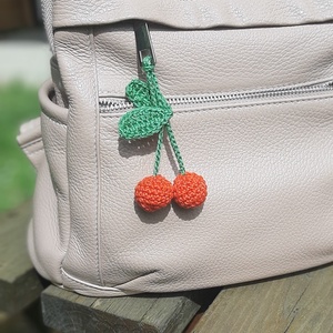Breloc cu cireșe croșetate - geantă și husă - accesorii genți - breloc - Artynos.ro
