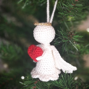 Ornament de Crăciun - Îngeraș cu inimă roșie croșetat manual - crăciun - decorațiuni de crăciun de casă - figurine pentru pomul de crăciun - Artynos.ro