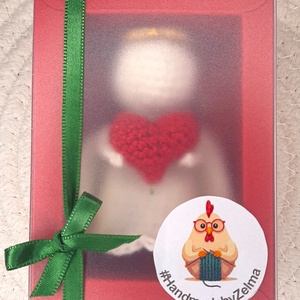 Ornament de Crăciun - Îngeraș cu inimă roșie croșetat manual - crăciun - decorațiuni de crăciun de casă - figurine pentru pomul de crăciun - Artynos.ro