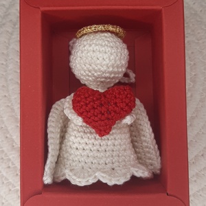 Ornament de Crăciun - Îngeraș cu inimă roșie croșetat manual - crăciun - decorațiuni de crăciun de casă - figurine pentru pomul de crăciun - Artynos.ro