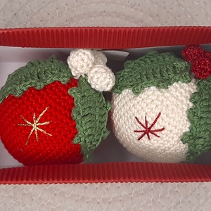 Ornament de Crăciun - Set de două globuri croșetate manual - crăciun - decorațiuni de crăciun de casă - globuri de crăciun - Artynos.ro