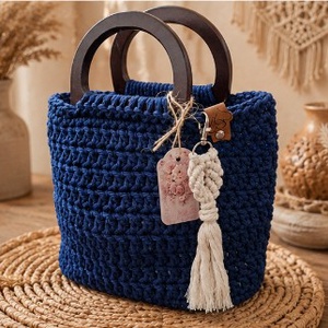 Geantă handmade croșetată albastru regal cu mânere din lemnși ciucure decorativ - genți și portofele - genți de mână și umăr - genți de mână - Artynos.ro