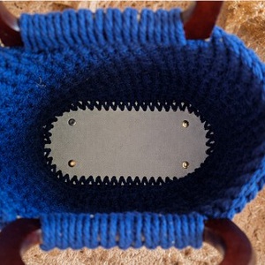 Geantă handmade croșetată albastru regal cu mânere din lemnși ciucure decorativ - genți și portofele - genți de mână și umăr - genți de mână - Artynos.ro