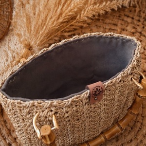 Geantă artizanală bej handmade cu mânere din bambus � Stil Boho Natural - genți și portofele - genți de mână și umăr - geantă casual - Artynos.ro