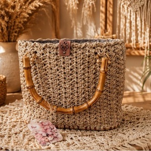 Geantă artizanală bej handmade cu mânere din bambus � Stil Boho Natural - genți și portofele - genți de mână și umăr - geantă casual - Artynos.ro