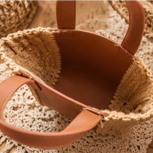 Geantă handmade bej cu inserție din piele ecologică maro � Stil Boho Elegant - genți și portofele - genți de mână și umăr - genți de mână - Artynos.ro