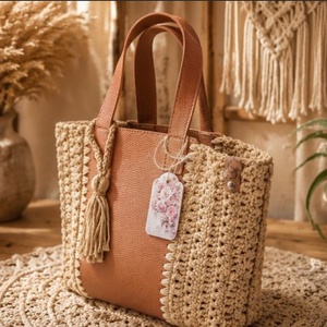 Geantă handmade bej cu inserție din piele ecologică maro � Stil Boho Elegant - genți și portofele - genți de mână și umăr - genți de mână - Artynos.ro