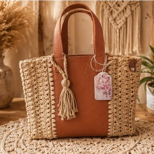 Geantă handmade bej cu inserție din piele ecologică maro � Stil Boho Elegant - genți și portofele - genți de mână și umăr - genți de mână - Artynos.ro