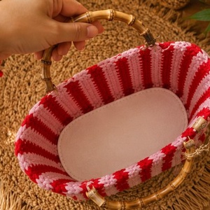 Geantă handmade croșetată în dungi roșu si roz cu mânere din bambus � Stil Boho Chic - genți și portofele - genți de mână și umăr - geantă casual - Artynos.ro