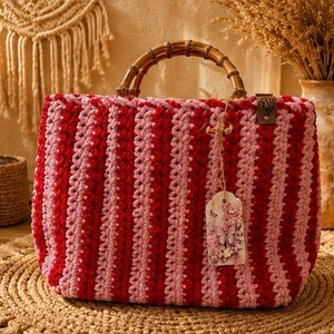 Geantă handmade croșetată în dungi roșu si roz cu mânere din bambus � Stil Boho Chic - genți și portofele - genți de mână și umăr - geantă casual - Artynos.ro