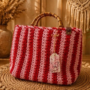 Geantă handmade croșetată în dungi roșu si roz cu mânere din bambus � Stil Boho Chic - genți și portofele - genți de mână și umăr - geantă casual - Artynos.ro