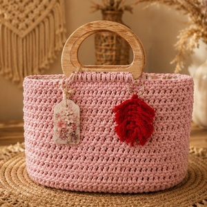 Geantă artizanală roz pudrat din macrame cu mânere din lemn - genți și portofele - genți de mână și umăr - geantă casual - Artynos.ro