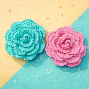 Broșă florală 3D croșetată manual � Accesoriu Maxi, Bumbac si Acril - bijuterii - broșe - Artynos.ro