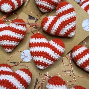 Martisor Inimioara Crosetata � Simbolul Primaverii, lucrat manual - Artynos.ro