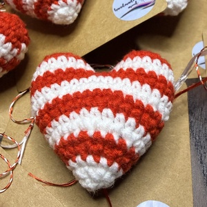 Martisor Inimioara Crosetata � Simbolul Primaverii, lucrat manual - bijuterii - broșe - Artynos.ro