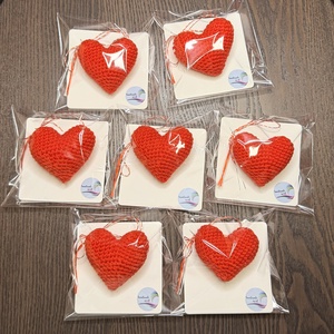 Martisor Inima Rosie Crosetata � Simbol Clasic de Primavara, lucrat manual - Artynos.ro