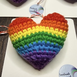 Martisor Inima-Curcubeu Crosetata � Simbolul Bucuriei si Sperantei, lucrat manual - bijuterii - broșe - Artynos.ro