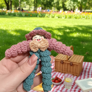 Breloc croșetat păpușică colorată � accesoriu handmade pentru chei sau geantă - genți și portofele - accesorii genți - breloc - Artynos.ro