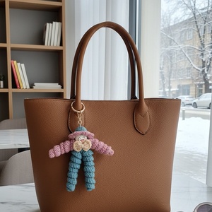 Breloc croșetat păpușică colorată � accesoriu handmade pentru chei sau geantă - genți și portofele - accesorii genți - breloc - Artynos.ro