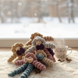 Breloc croșetat păpușică colorată � accesoriu handmade pentru chei sau geantă - genți și portofele - accesorii genți - breloc - Artynos.ro