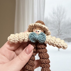 Breloc croșetat păpușică colorată � accesoriu handmade pentru chei sau geantă - genți și portofele - accesorii genți - breloc - Artynos.ro