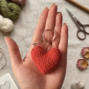 Breloc Inimă Croșetată - Accesorii Handmade Unice - genți și portofele - accesorii genți - breloc - Artynos.ro