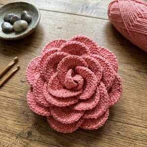 Brosa Trandafir Crosetat Manual � Roz Pudrat cu insertii discrete - Artynos.ro