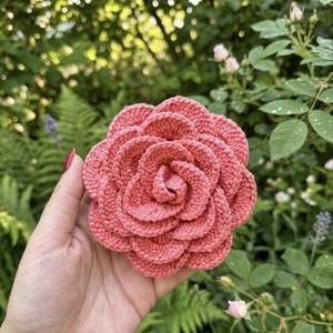 Broșă Trandafir Croșetat Manual � Roz Pudrat cu inserții discrete - bijuterii - broșe - Artynos.ro