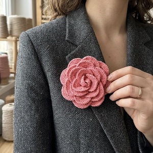 Broșă Trandafir Croșetat Manual � Roz Pudrat cu inserții discrete - bijuterii - broșe - Artynos.ro