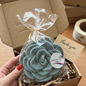 Broșă Trandafir Croșetat Manual � Roz Pudrat cu inserții discrete - bijuterii - broșe - Artynos.ro